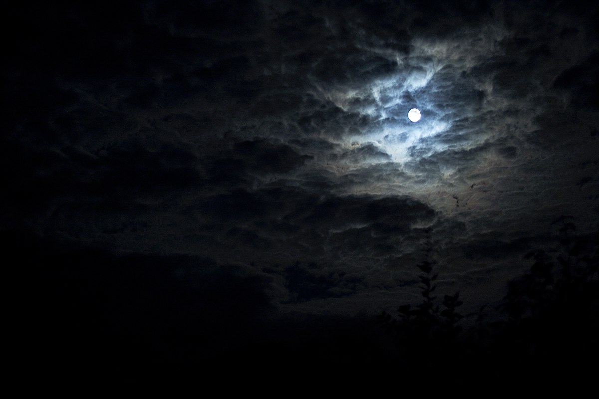 луна в облаках